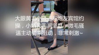 性感少妇短裙手拿小鞭子肉感身材