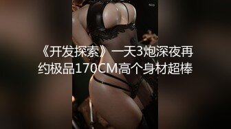 《极品CP??魔手外购》近景热闹商场女厕刁钻位置偸拍超多小姐姐方便还有制服女，能看脸又能看私处，半蹲式撅个大腚过瘾极了